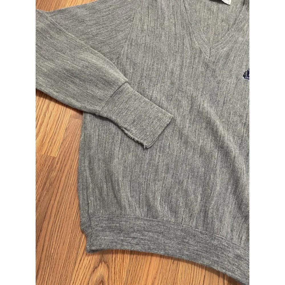 IZOD V-Neck Sweater Mens Medium Made in USA 90s Crest Logo